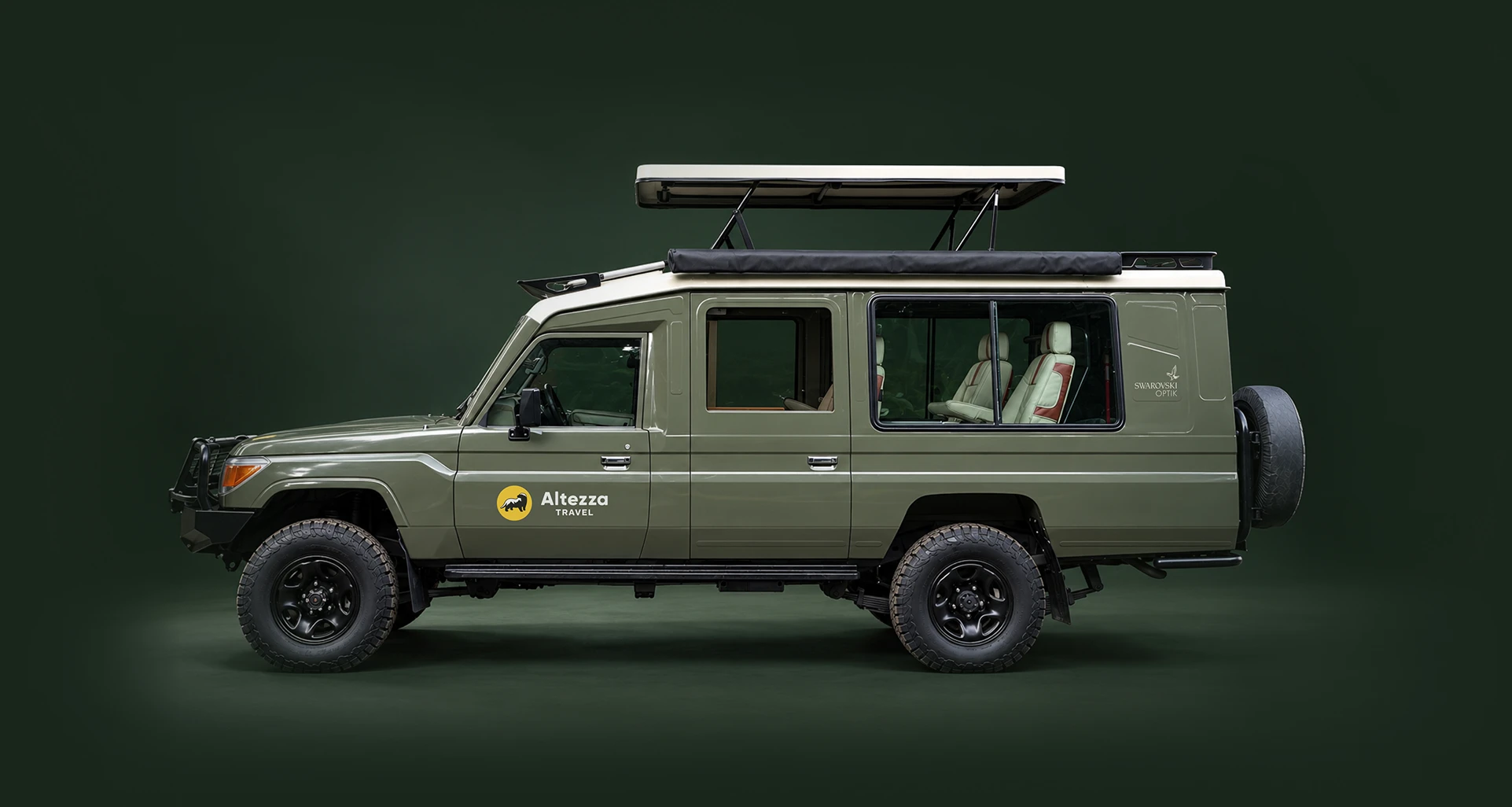 Altezza Toyota Land Cruiser, jonka panoraamasafarikatto on nostettu