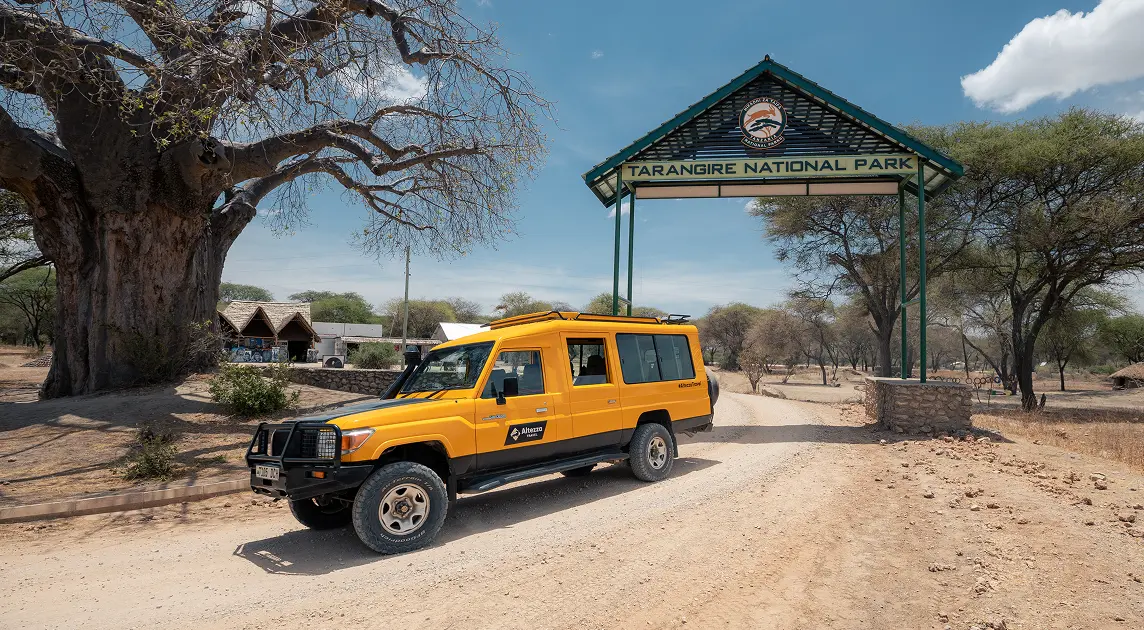 Altezza Travelin safarijeep Tarangiren kansallispuiston sisäänkäyntiporteilla
